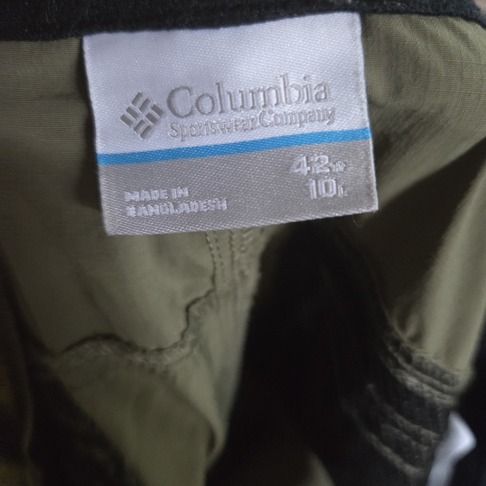 Columbia Olive Cargo Shorts with Black Belt - Picture 3 of 3